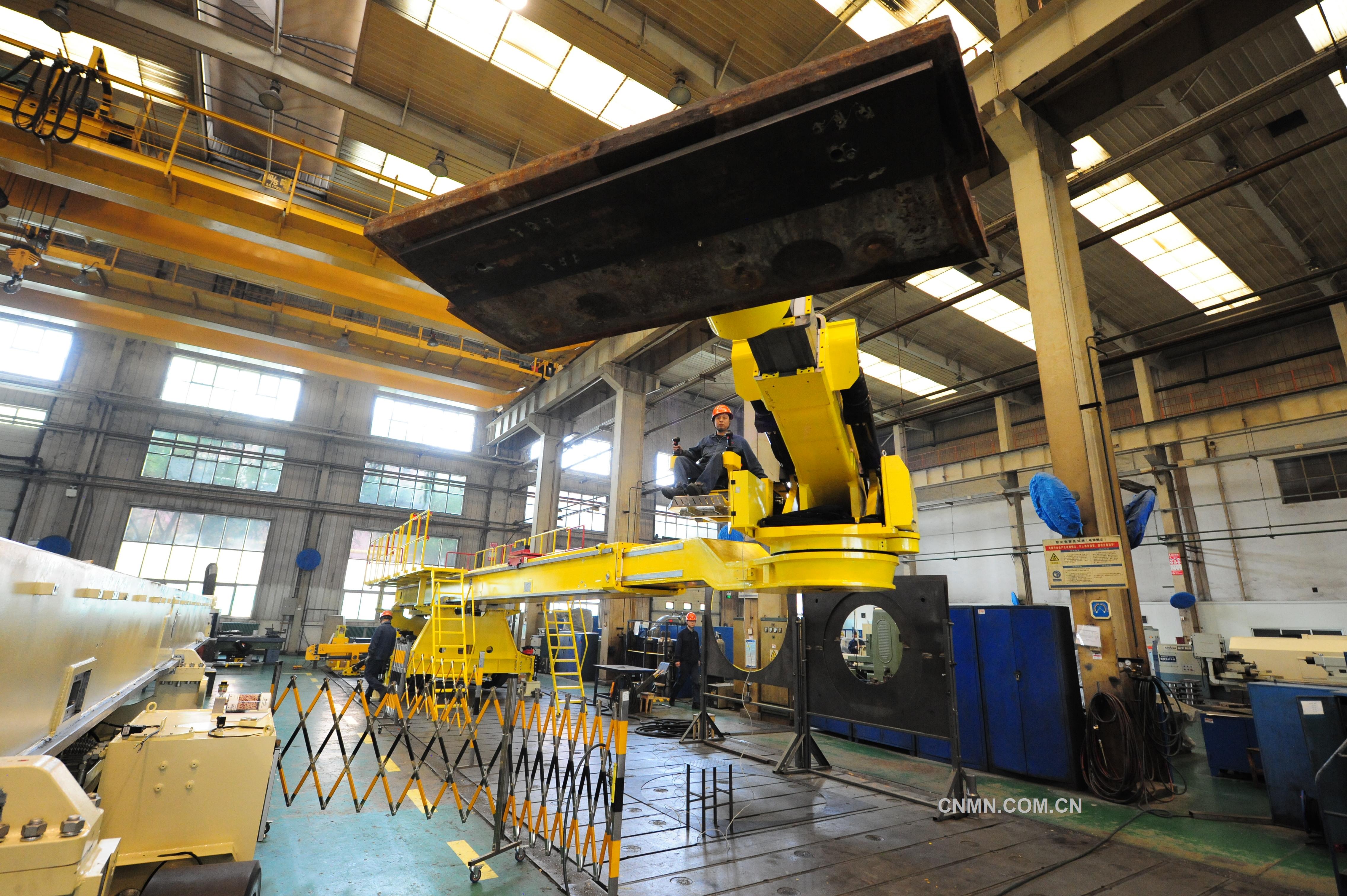 中信重工LH2500-7超大型机械手试车成功
