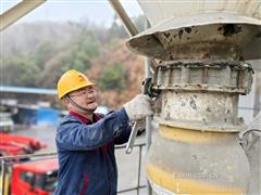 扎根一线克难关——记铜陵有色铜冠建安商砼公司机械维修班班长张洪一